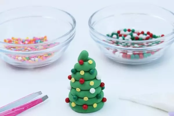 Cara membuat pohon Natal dari plastisin dengan tangan Anda sendiri langkah demi langkah dengan foto dan video