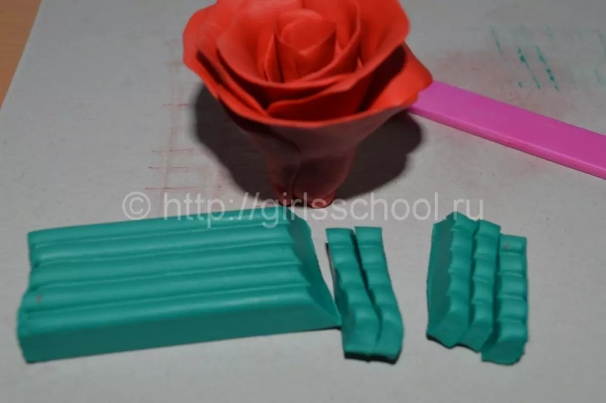 Kuidas teha roosi plastiliinist oma kätega streeardly fotode ja videoga