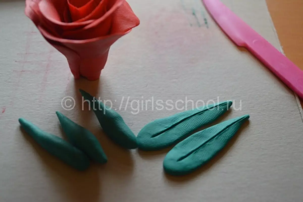 Cara membuat bunga mawar dari plastisin dengan tangan mereka sendiri dengan gaya dengan foto dan video