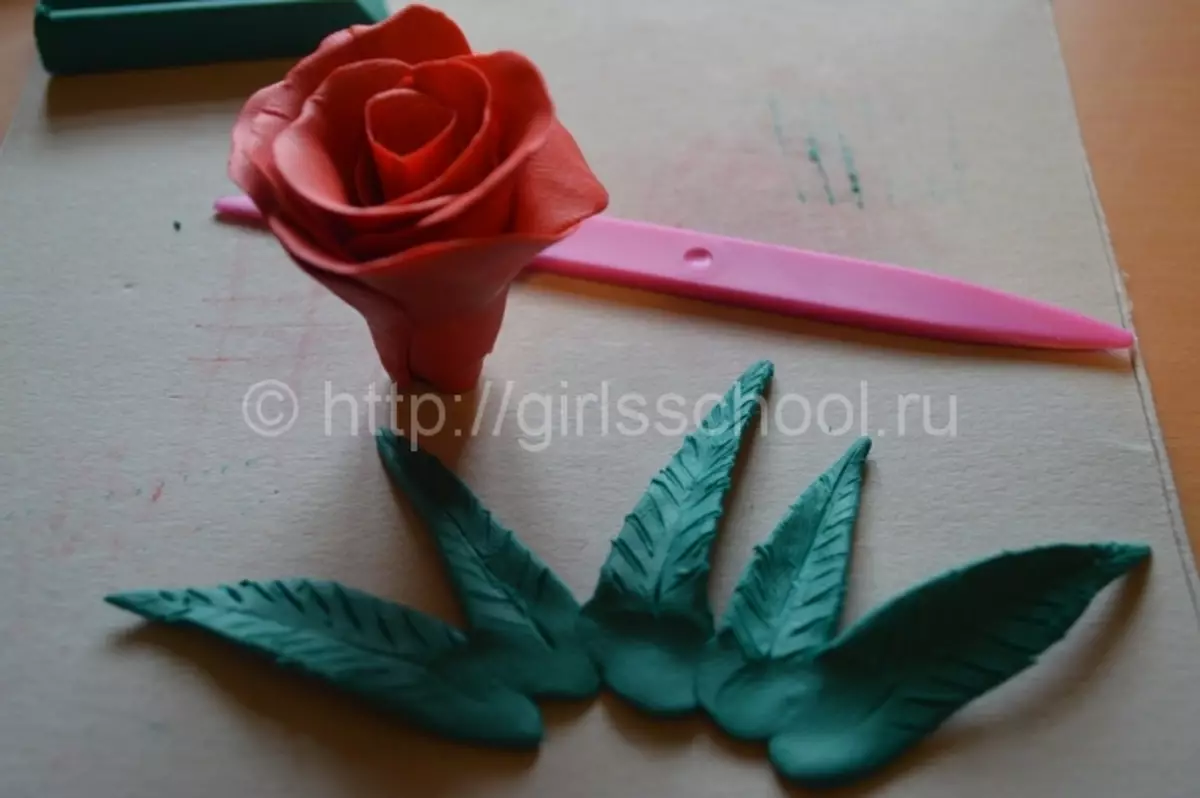 Com fer una rosa de la plastilina amb les seves pròpies mans amb fotos i vídeos