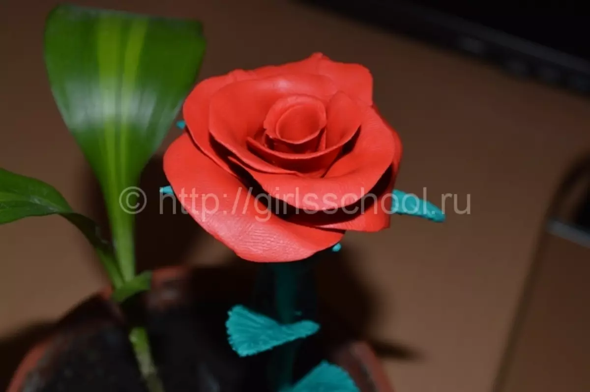 Cara membuat bunga mawar dari plastisin dengan tangan mereka sendiri dengan gaya dengan foto dan video