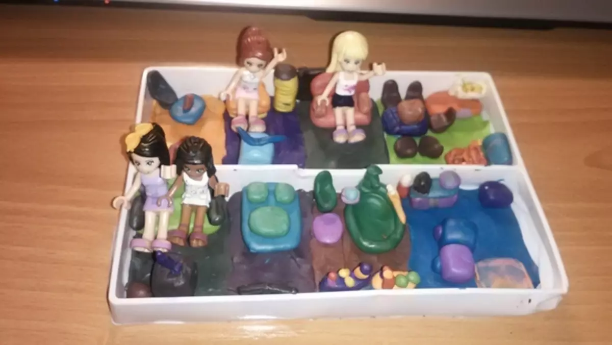 Ki jan yo fè yon kay soti nan Plasticine pou poupe fè li tèt ou ak foto ak videyo