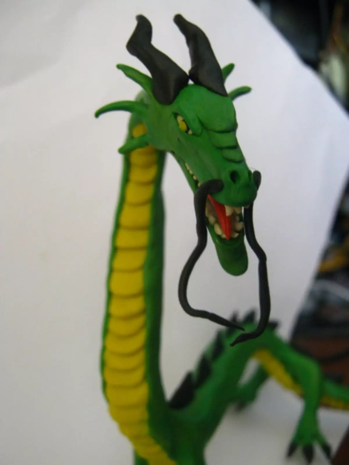 Comment faire un dragon de pâte à modeler: instruction avec des photos et des vidéos