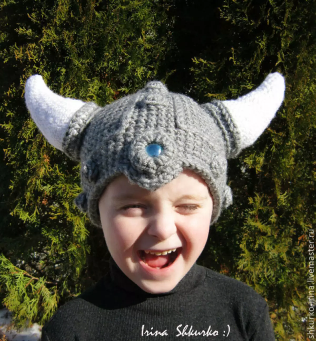 Вязаная шапка шлем викинга