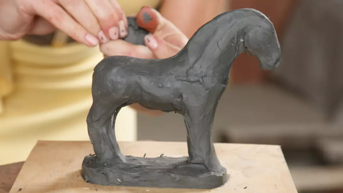Como facer un cabalo de etapas de plastilina: clase mestra con fotos e vídeo