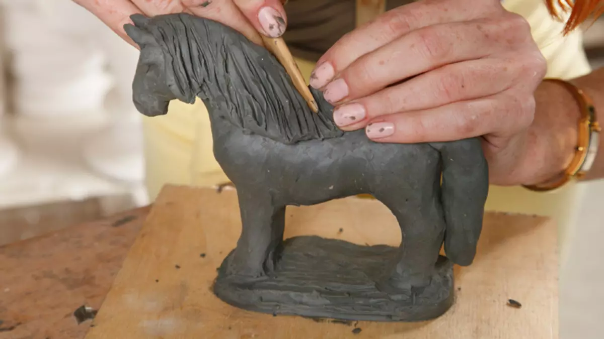So erstellen Sie ein Pferd aus Plastilin-Bühnen: Meisterklasse mit Fotos und Videos