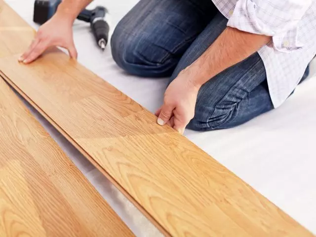 Hoe om laminaat met jou eie hande te sit: hout, betonvloer