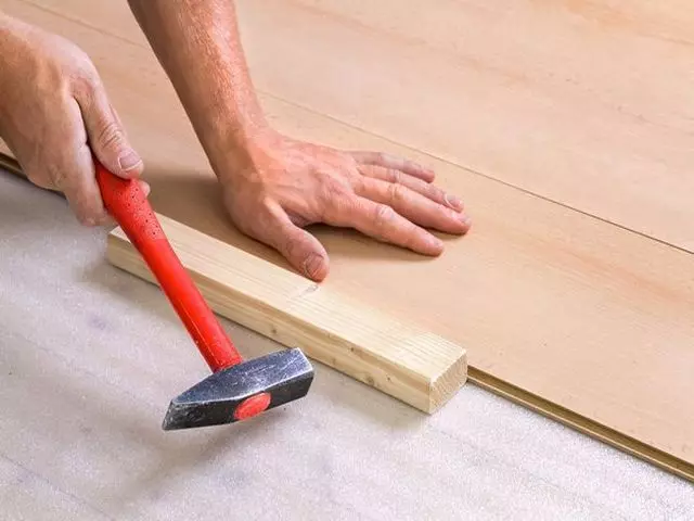 Wie man Laminat mit deinen eigenen Händen steckt: Holz, Betonboden