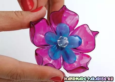 Plastik şüşələrdən hazırlanmış çiçəklərlə lamposharın dekorasiyası