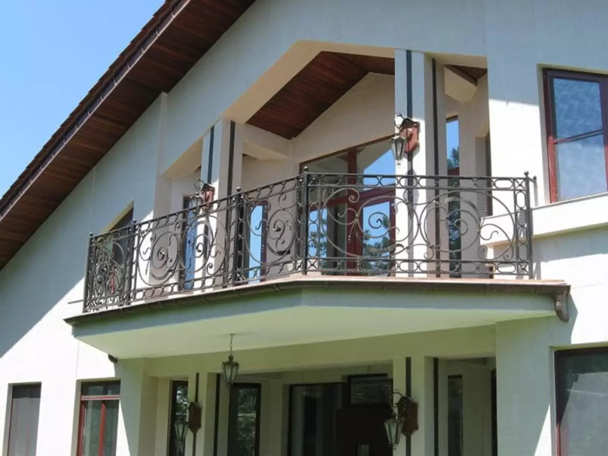 Коттедж с балконом