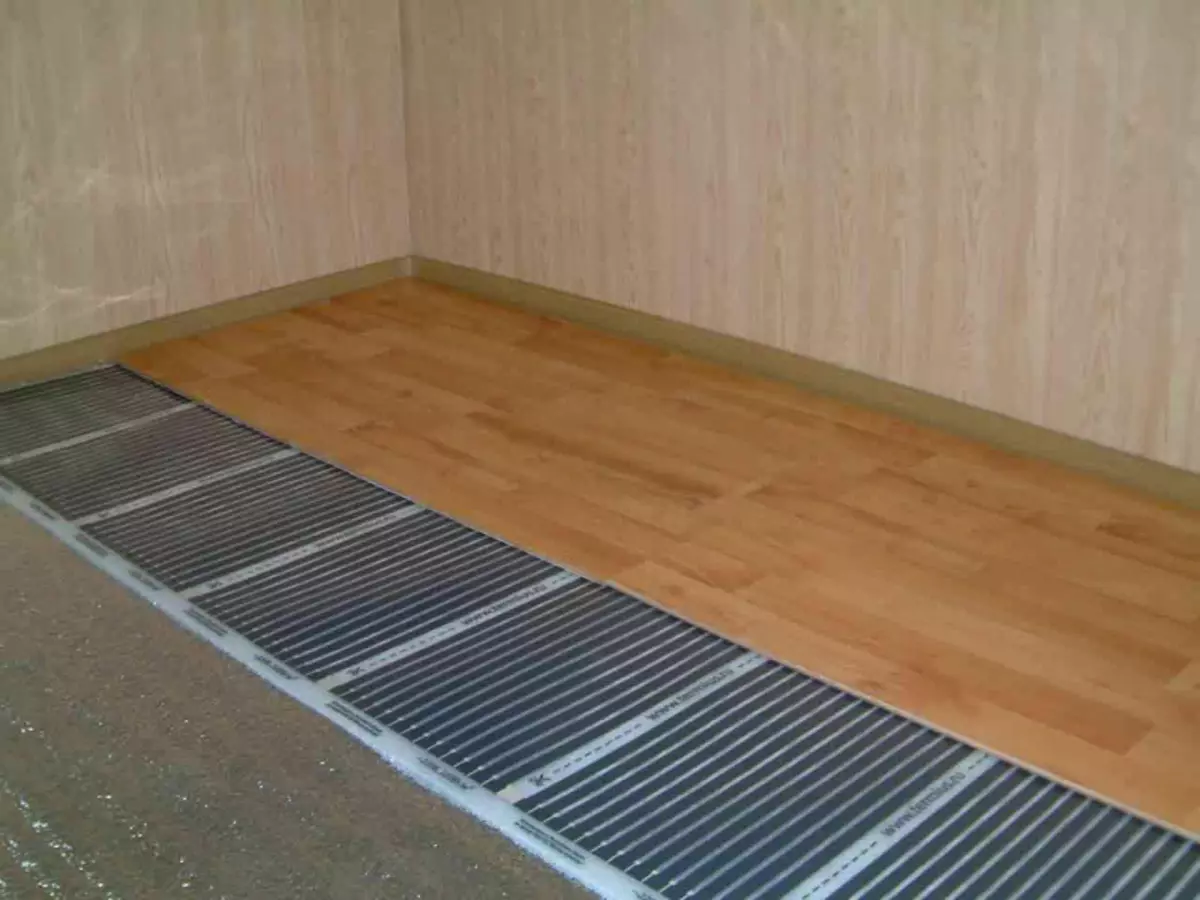 Petunjuk untuk instalasi lantai film hangat di bawah laminasi