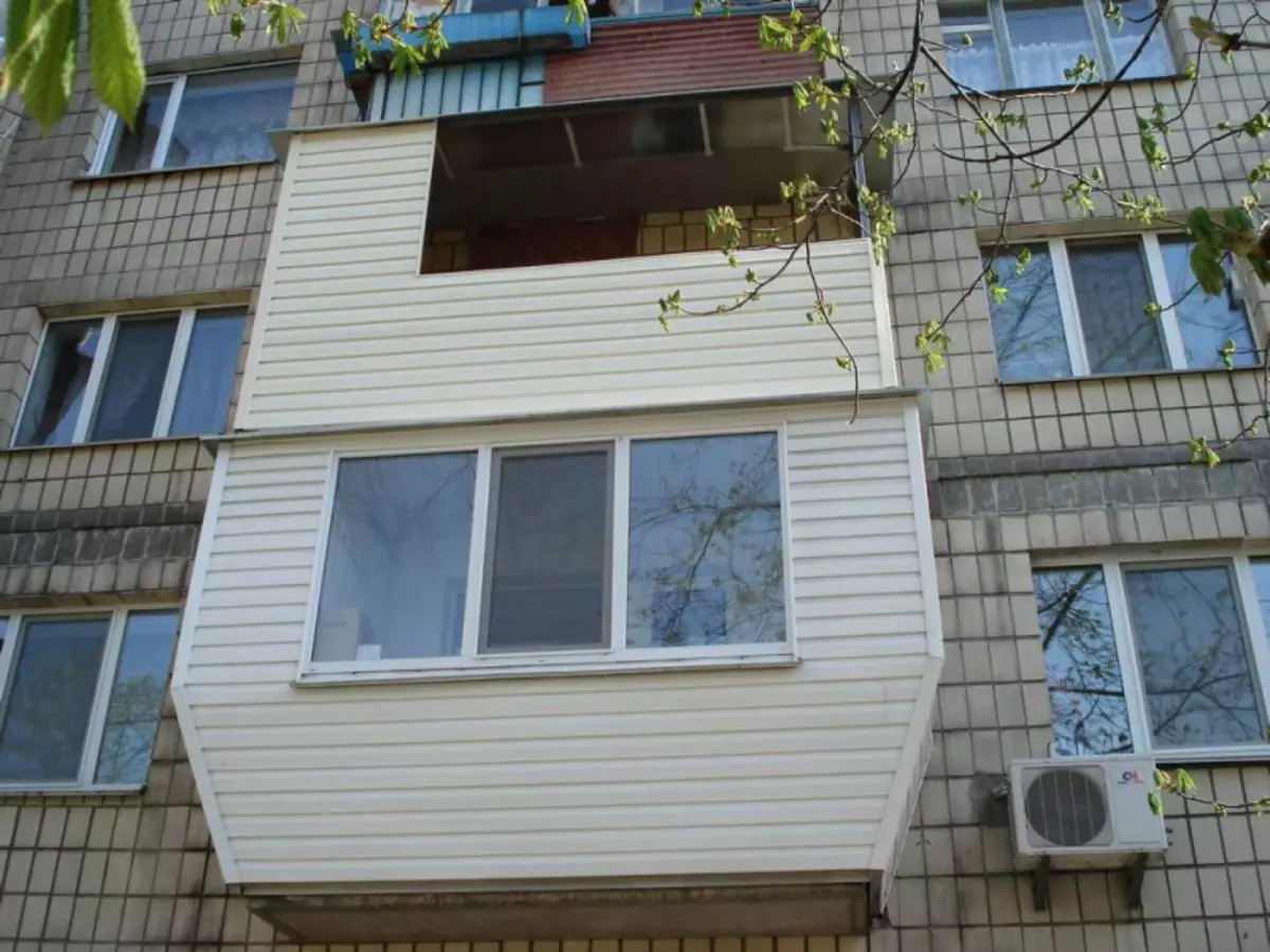 So vergrößern Sie den Balkon in Khruschtschow: Größe und Ideen