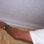 Απλά τρόποι να διορθώσετε τα τρομερά πλακάκια οροφής