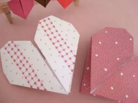 Papel puso na may kanilang sariling mga kamay sa pader sa origami technique