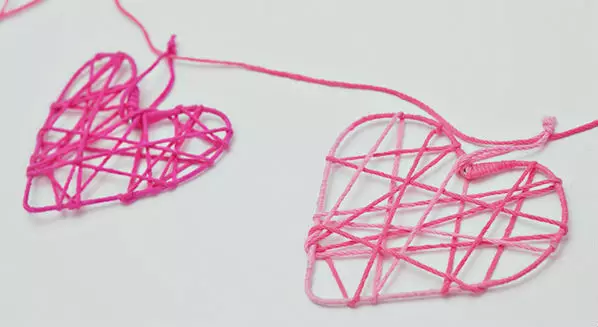 Papper hjärtan med egna händer på väggen i origami teknik