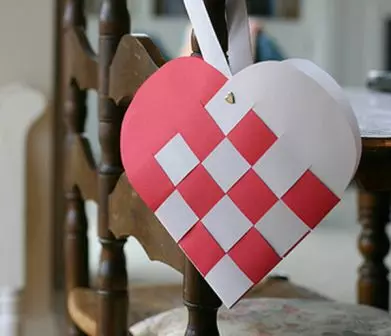 Papírové srdce s vlastní ruce na zdi v origami techniku