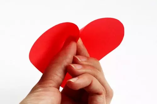 Թղթե սրտերը իրենց ձեռքերով պատի մեջ `origami տեխնիկայի մեջ