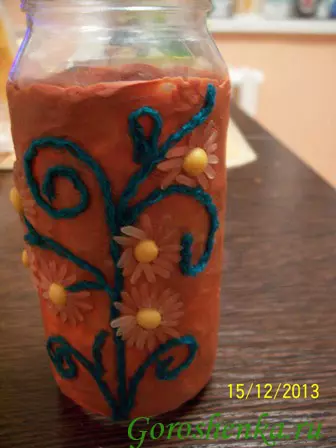 Cara membuat vas dari plastisin, botol dan bank dengan tangan mereka sendiri dalam tahapan