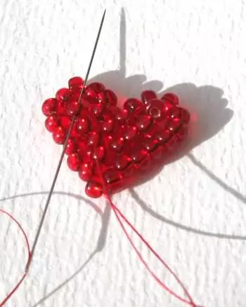 Hjerter fra perler for nybegynnere med fotoordninger