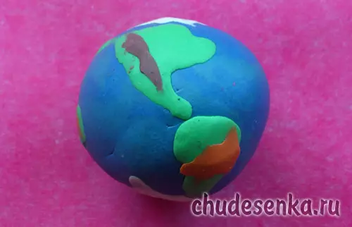 如何用您自己的手制作橡皮泥地球，为有照片和视频的儿童