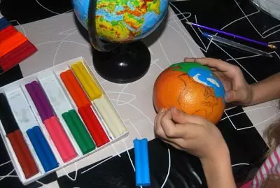 Fotoğraf ve videoları olan çocuklar için kendi ellerinizle bir hamuru küre nasıl yapılır