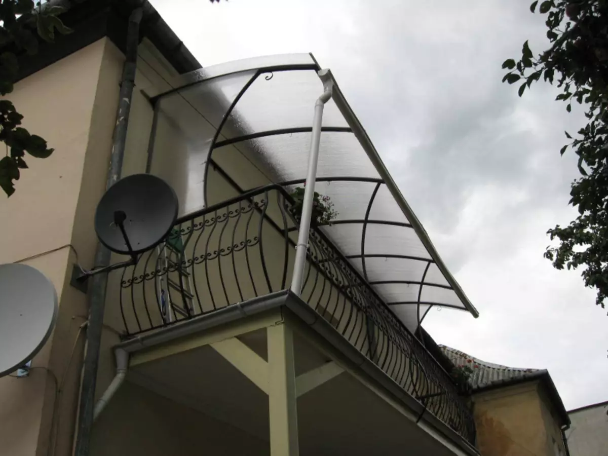 Bagaimana untuk membuat visor di balkoni: teknologi dan bahan
