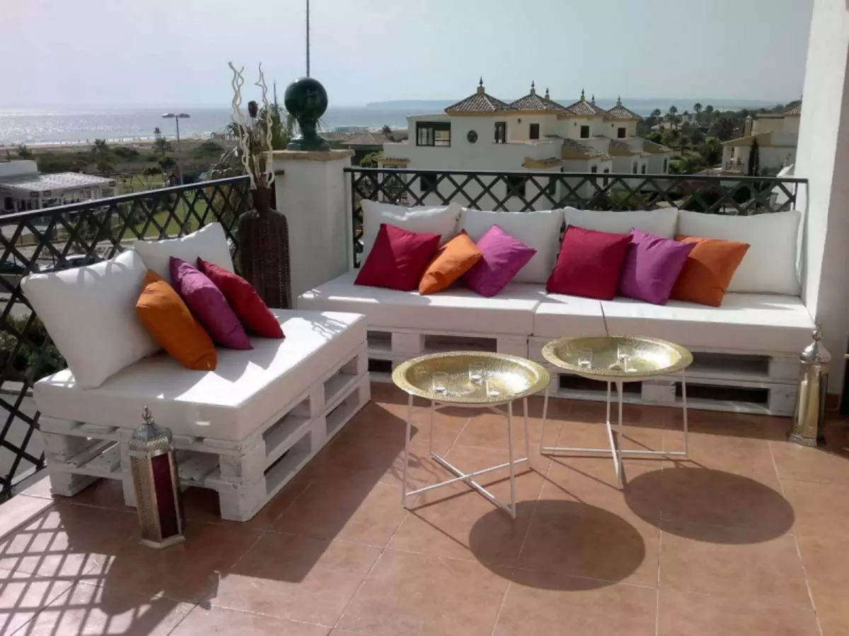 Lounge-areo sur la balkono: ripozanta loko sen forlasi la apartamenton