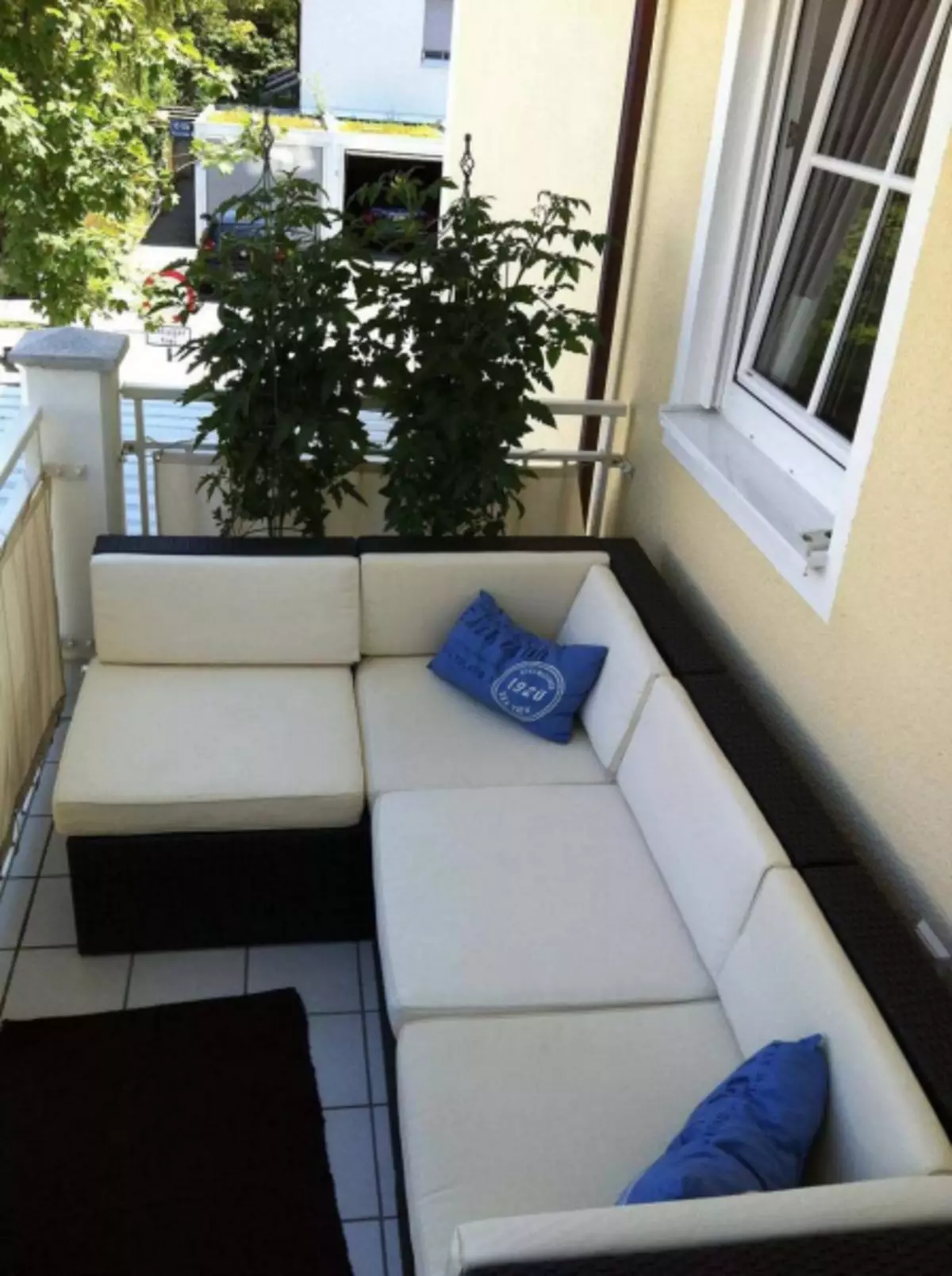 Lounge terület az erkélyen: pihenőhely a lakás elhagyása nélkül