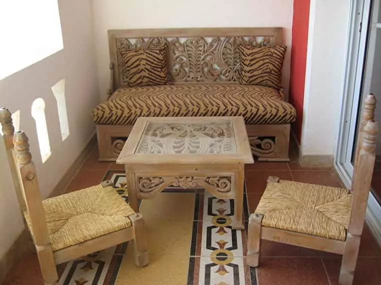 Lounge Area sa balkonahe: pahulay nga lugar nga wala mobiya sa apartment