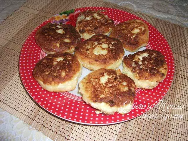 ஒரு அரை பாத்திரத்தில் பாலாடைக்கட்டி இருந்து மிகவும் ருசியான cheesecakes