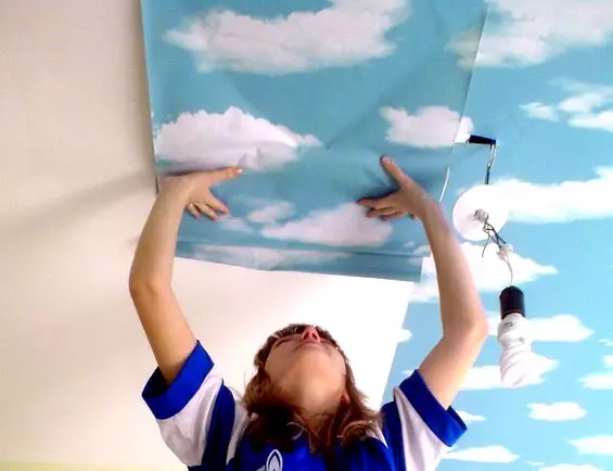 Si të lulëzoni letërnjoftim në tavan (foto dhe video)