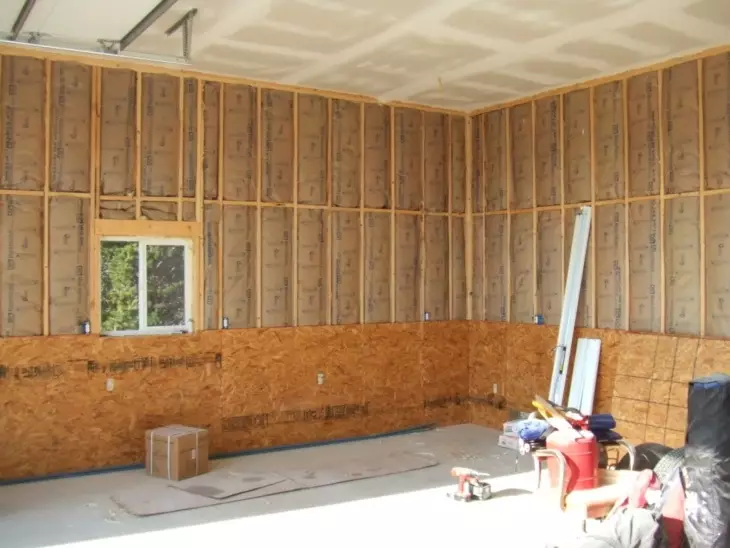 Libra de madera para las paredes presenta una opción de acabado de presupuesto