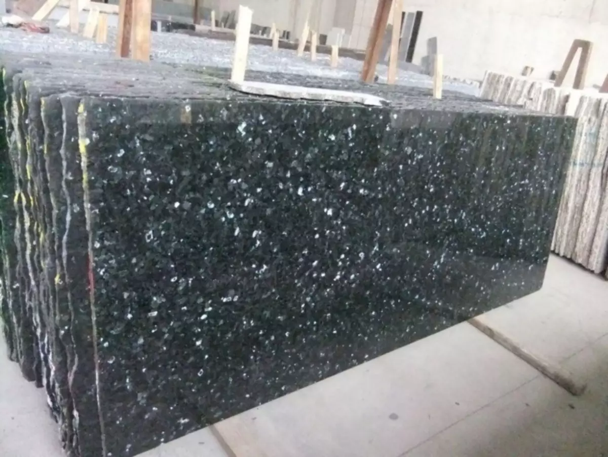 Granite slabs: Mitundu ndi katundu wazinthu zokongoletsa makoma ndi pansi
