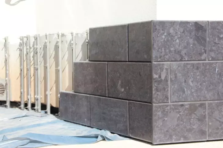 Dalles de granit: types et propriétés du matériau pour la décoration de murs et de sols