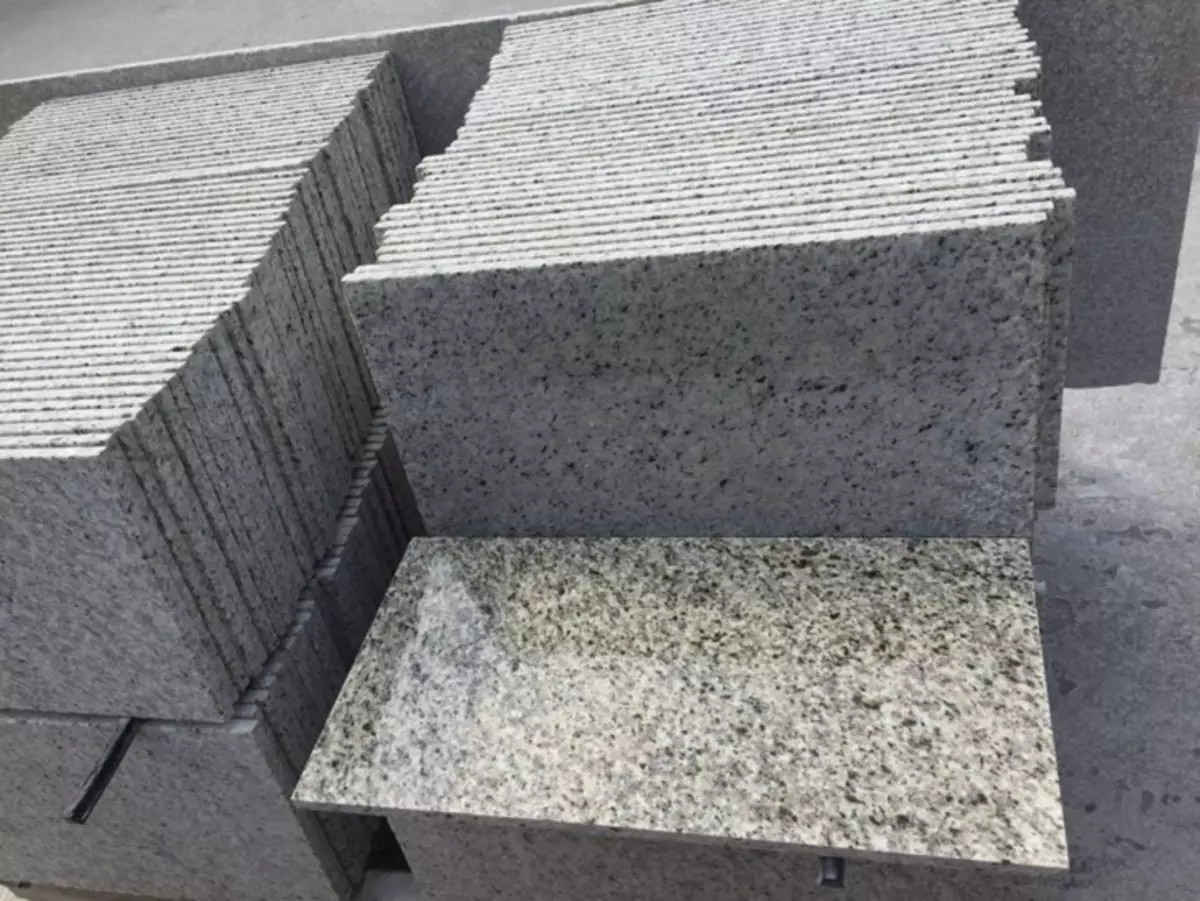 Dalles de granit: types et propriétés du matériau pour la décoration de murs et de sols