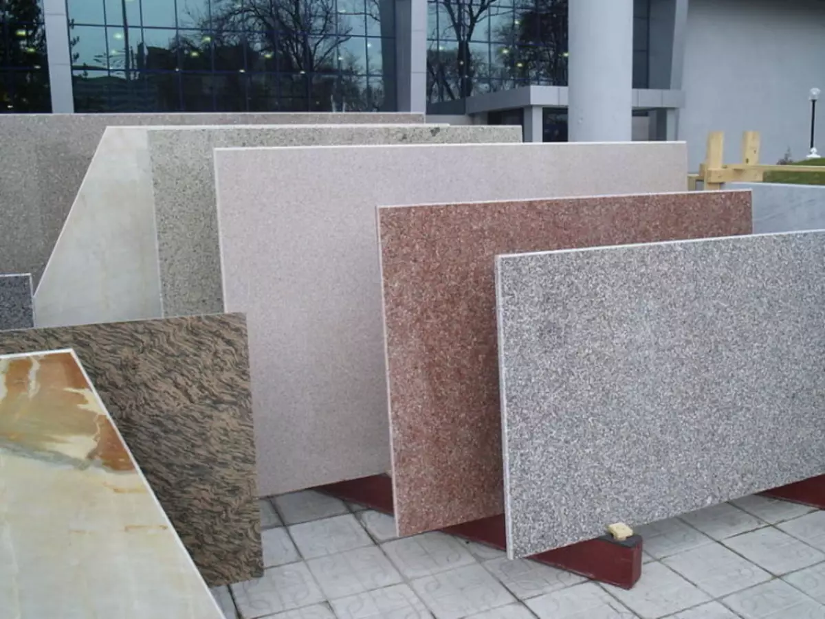 Granitplattor: Typer och egenskaper hos material för dekoration av väggar och golv