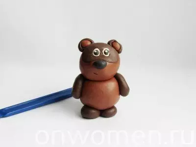 外国の粘土によるそれ自身の手の歩みとWinnie Pooh手書き