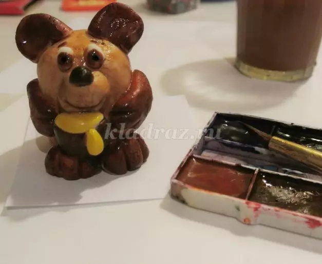 Winnie Pooh sinulat sa kamot sa kaugalingon nga mga kamot nga lakang sa langyaw nga yutang-kulonon