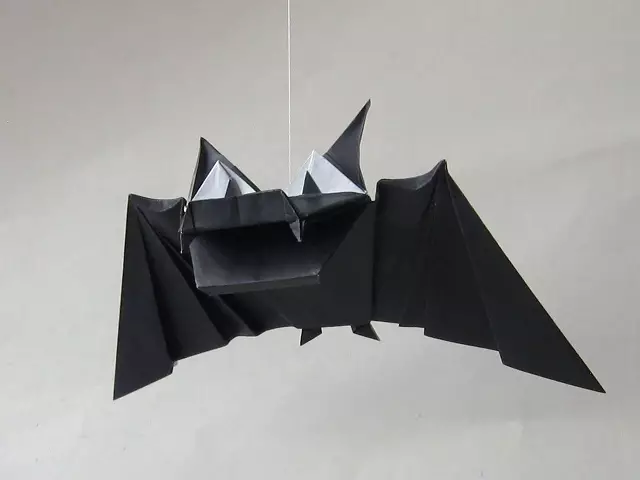Bat នៃក្រដាសដោយដៃរបស់នាងនៅលើ Halloween ជាមួយគំរូ