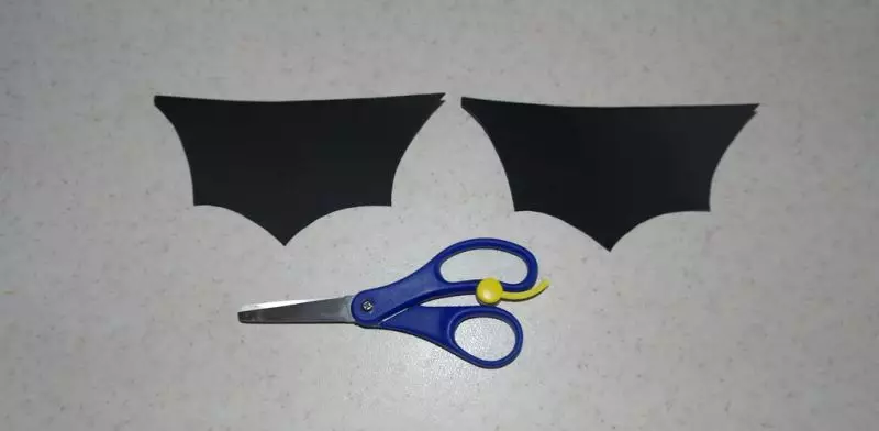 Bat papírt a kezével a halloween sablonokkal
