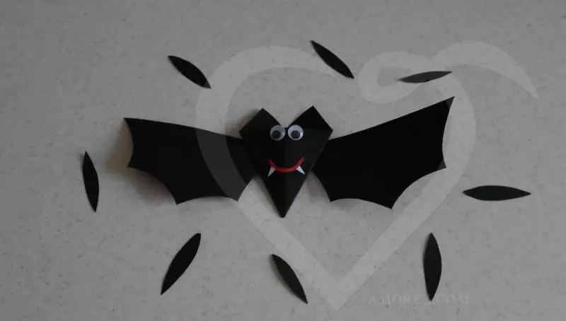 Bat af pappír með höndum sínum á Halloween með sniðmátum