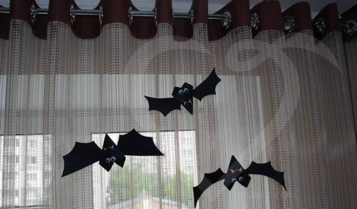Bat paber käega Halloween koos mallidega