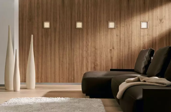 Hiasan dinding dalaman dengan panel kayu