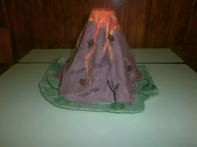 เค้าโครงของภูเขาไฟทำด้วยตัวเองจากดินน้ำมันที่บ้าน