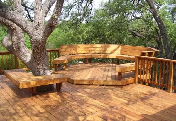 Arrangement around the tree: flowerbed, bench, table and even gazebo