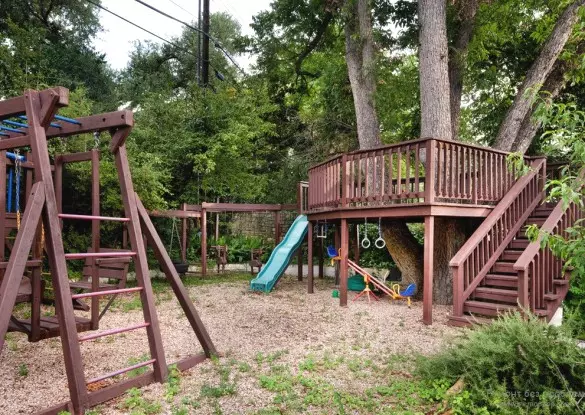 Arrangement around the tree: flowerbed, bench, table and even gazebo