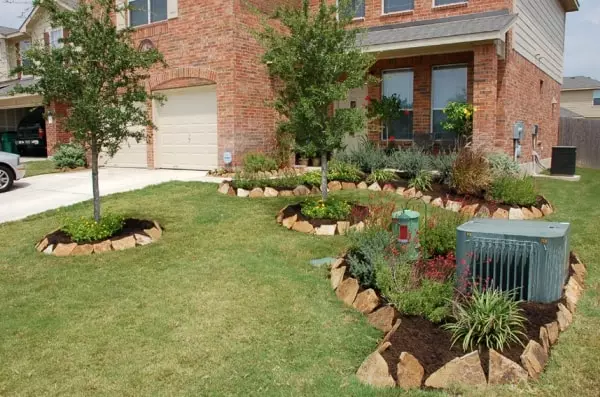 Arrangement around the tree: flowerbed, bench, table and even gazebo