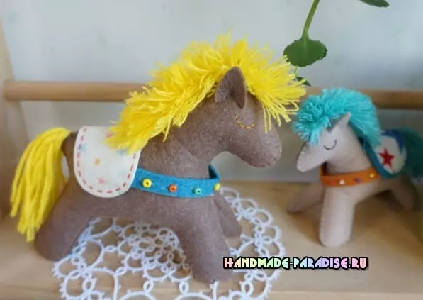 Cómo coser a un caballo de fieltro.