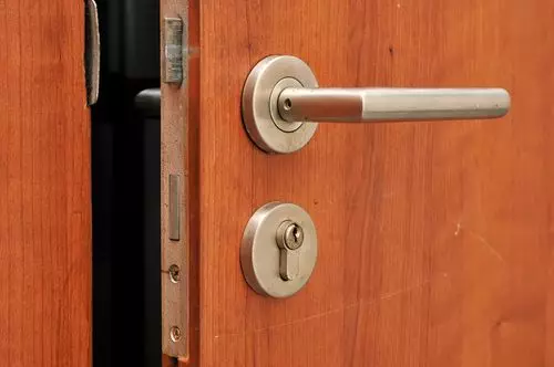 အိမ်နီးချင်းရဲ့တံခါးကငါ့တံခါးကိုလုပ်လိုက်ရင်ဘာလုပ်ရမလဲ