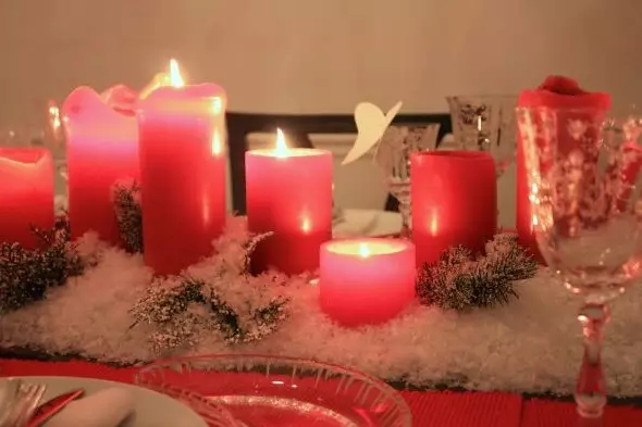 Yeni Yıl için dekorasyon ve masa ayarı (24 fotoğraf)